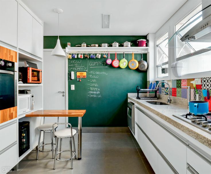Cozinhas coloridas na decoração 13