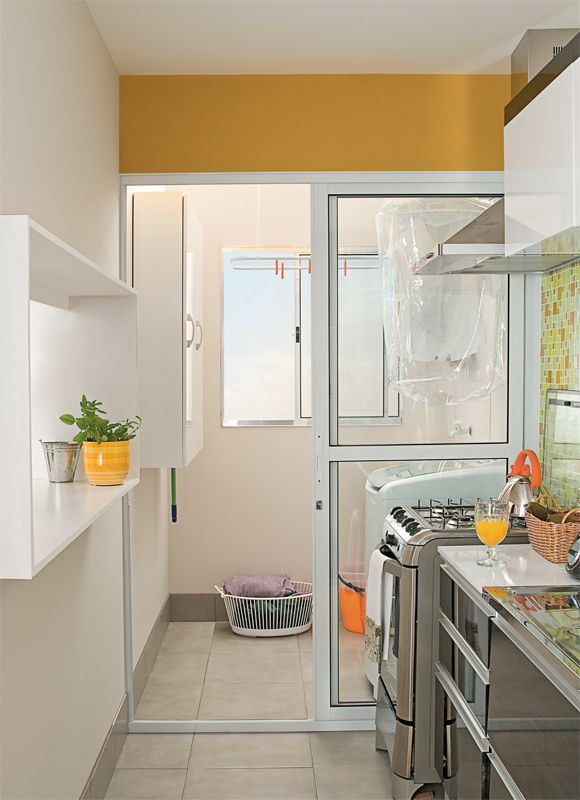Cozinha com lavanderia em ambientes separados.